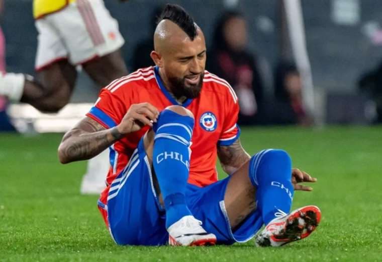 Vidal, en el piso y con signos de dolor en el partido del martes. Foto: Internet