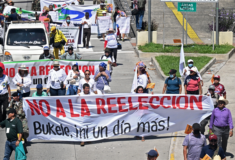 Manifestantes salvadoreños se oponen a la reelección de Bukele. Foto. AFP