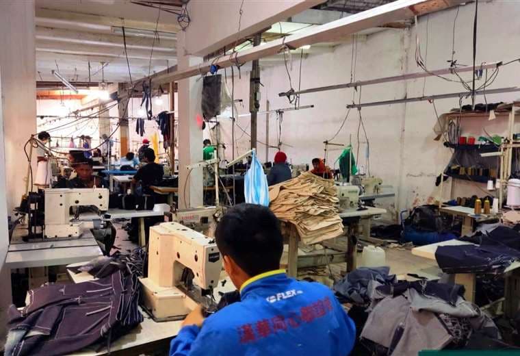 Otorgan medidas sustitutivas a propietarios de taller de costura en Santa Cruz, acusados de explotación laboral 