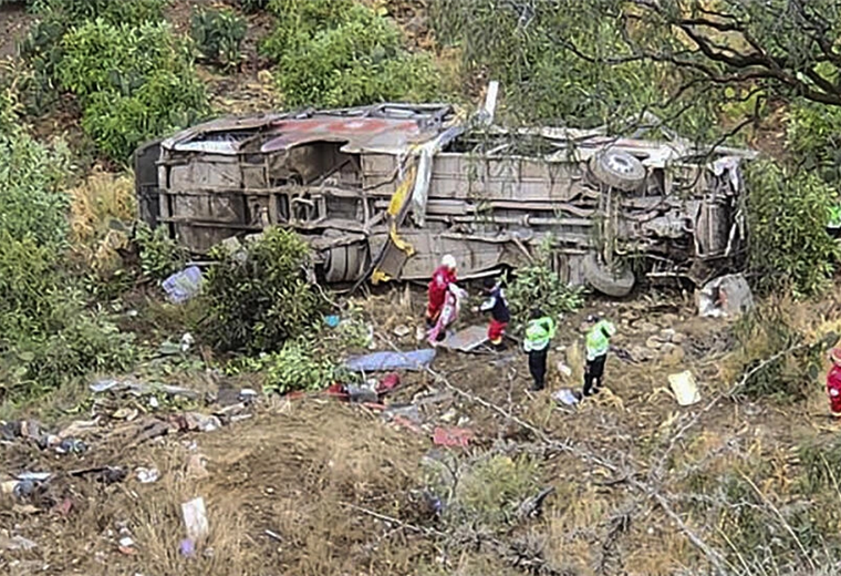 Equipos de rescate revisan los restos del bus que cayó en Perú. Foto. AFP