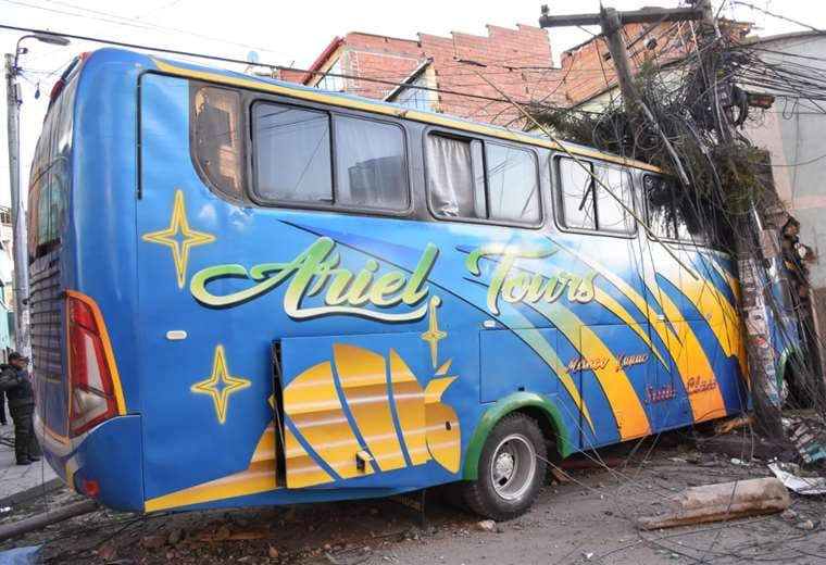Un bus impacta contra una vagoneta y tres viviendas en La Paz; hay un muerto y tres heridos 