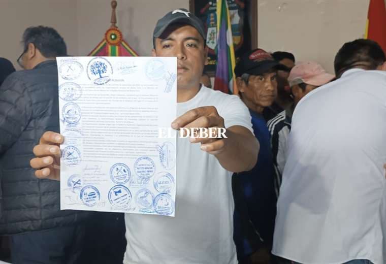 El representante de los comunarios muestra el documento firmado. Foto: Soledad Prado