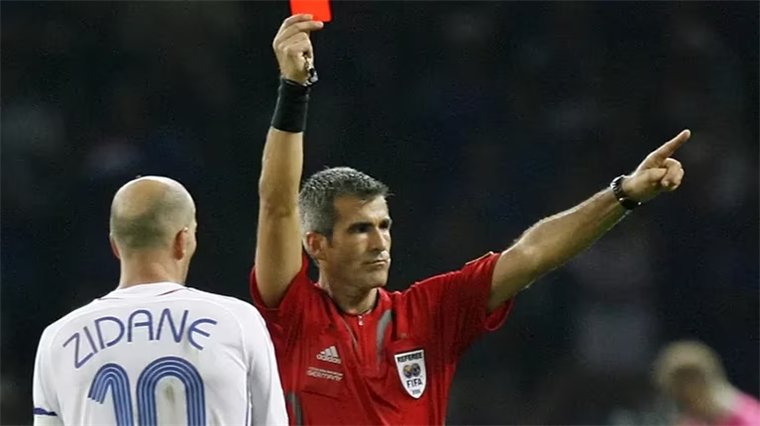 Horacio Elizondo expulsando a Zidane en el Mundial 2006