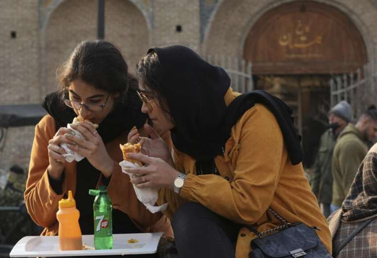 Irán endurece las sanciones para las mujeres que se nieguen a llevar el velo islámico