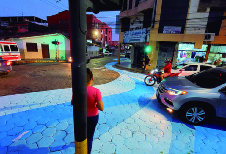 Critican al alcalde por pintar con los colores de UCS las losetas del centro y El Arenal