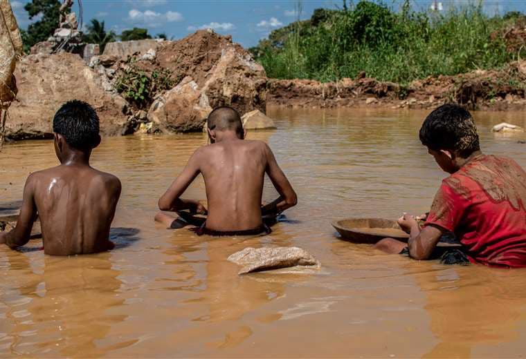 "Prefiero sacar oro que ir a la escuela", el drama de niños mineros en Venezuela