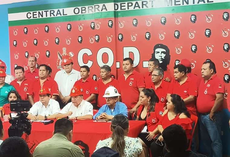 Representantes de la COD Santa Cruz en conferencia de prensa
