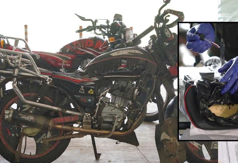 Narcos traficaban droga oculta en los asientos de dos motocicletas