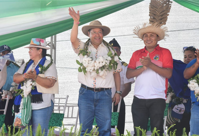 Luis Arce junto a otras autoridades en Pailón. Foto. Huber Vaca