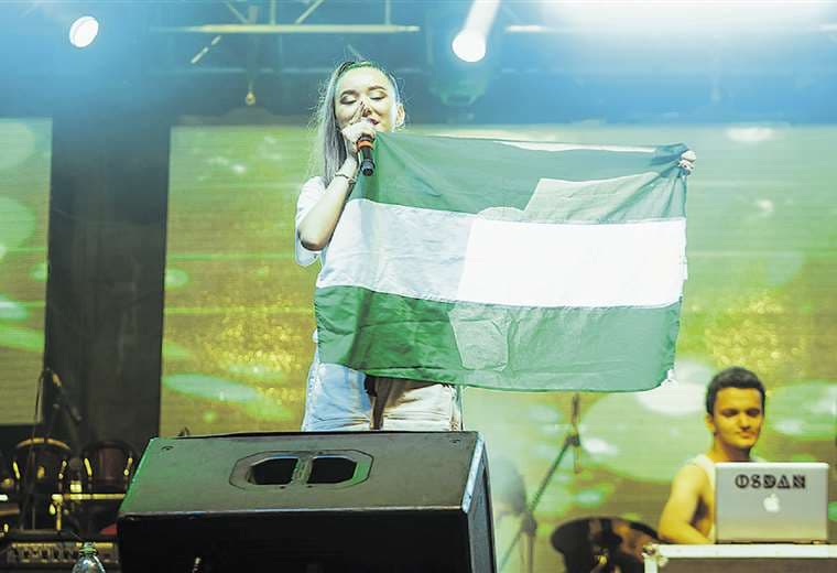 Mariana Massiel lleva la bandera cruceña junto a su música