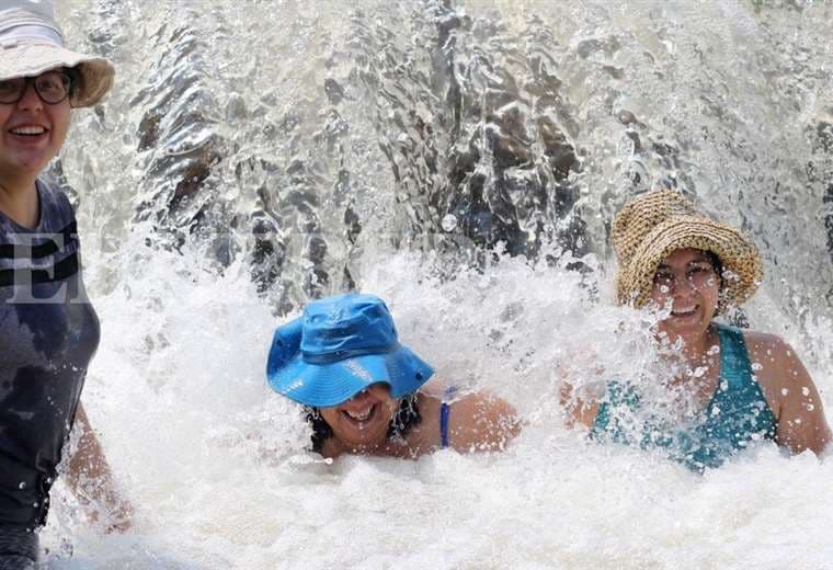 La gente buscó combatir el calor en los ríos y piscinas/Foto: Ricardo Montero