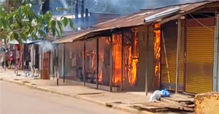 El fuego consumió las tiendas en Cobija. Foto. La Voz del Norte