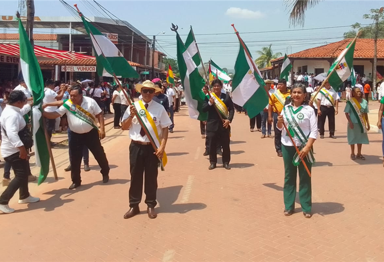 Estudiantes y autoridades de Guarayos y San Matías rindieron su homenaje a Santa Cruz 