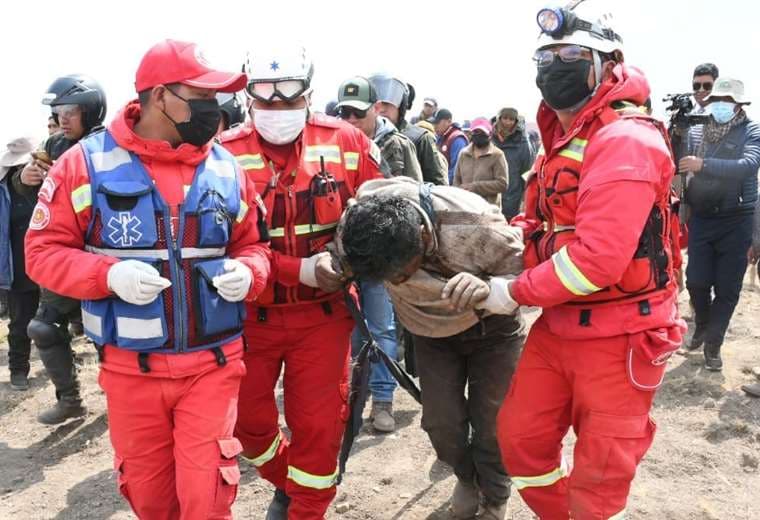 Vecinos y presuntos avasalladores se enfrentan en El Alto; reportan varios heridos