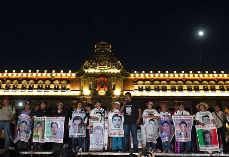 Familiares de Ayotzinapa rechazan nueva narrativa del caso