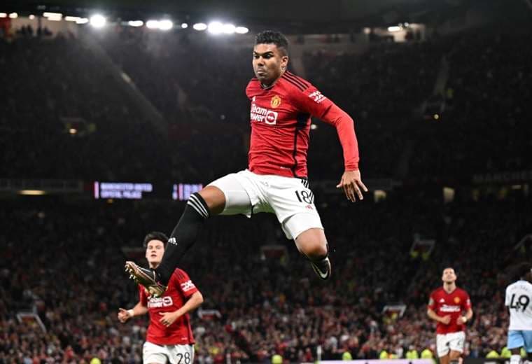 El salto de Casemiro para celebrar el segundo gol del United. Foto: AFP