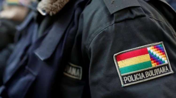 Caen dos policías acusados de robar $us 4.600 a pasajera asiática en el aeropuerto Viru Viru