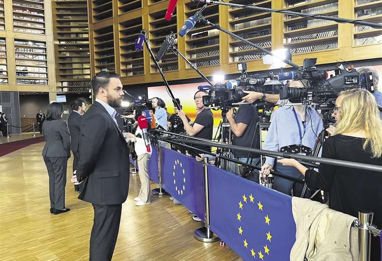 El ministro de Gobierno, Eduardo Del Castillo, conversa con periodistas en sede de la UE