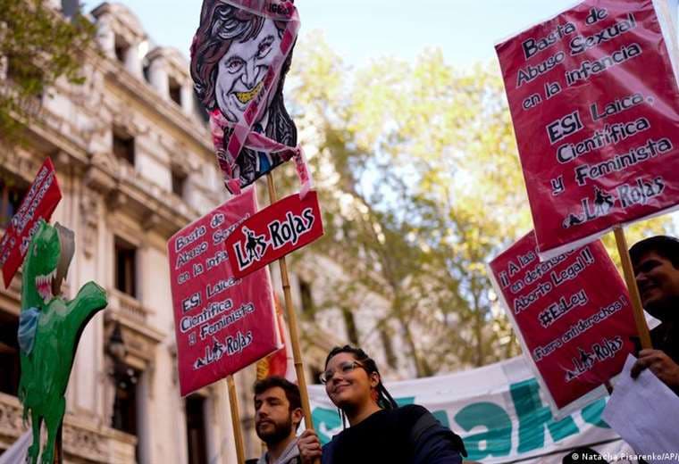 Marchan en Argentina en defensa del aborto legal, en "peligro" si gana Milei