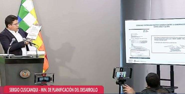 El ministro, Sergio Cusicanqui, en conferencia de prensa