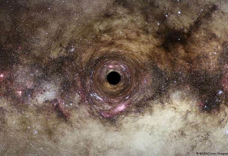 Un agujero negro voraz engulle parte de una estrella cada vez que pasa cerca