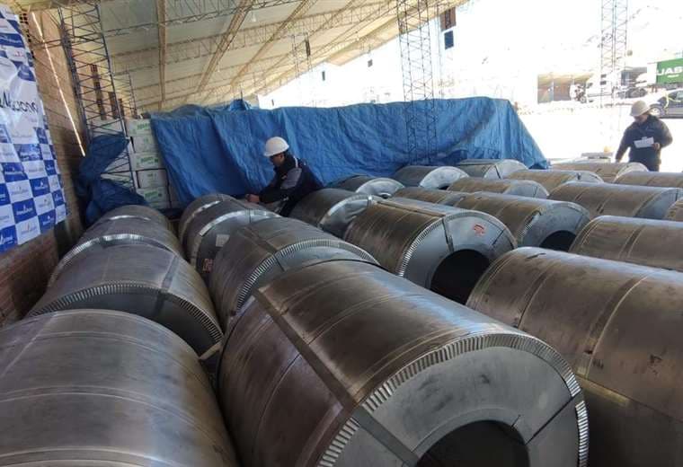 Aduana subasta 102 toneladas de bobinas de acero ingresadas de forma irregular al país 