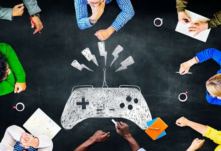Los videojuegos fomentan la cooperación y competencia en multijugadores