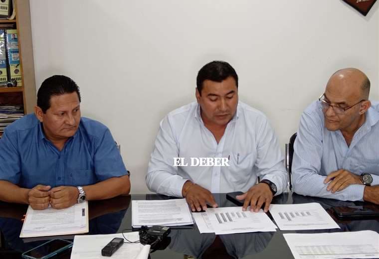 El alcalde Hediberto Cuéllar (centro) muestra la documentación del caso / Miguel Surubí