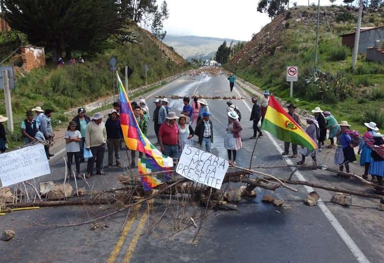 Levantan bloqueo en Cuatro Cañadas; los choferes denuncian cobros y piden ayuda