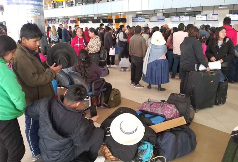 Pasajeros en el aeropuerto de El Alto en busca de vuelos solidarios/Foto: Juan P. Cahuana
