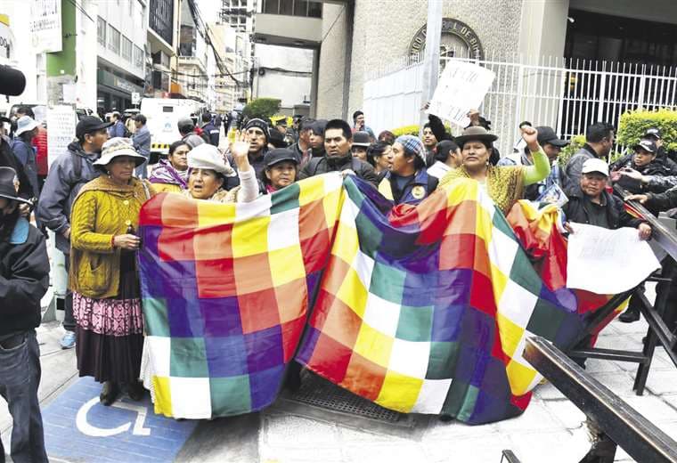 Un grupo de mujeres campesinas ligadas al evismo protesta para las judiciales. Foto: APG