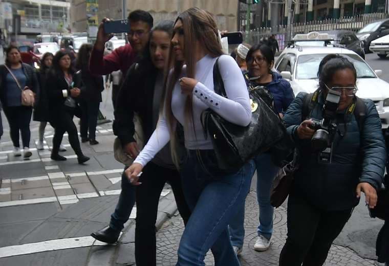 Gabriela Zapata huye de la prensa después de su audiencia (Foto:APG Noticias) 