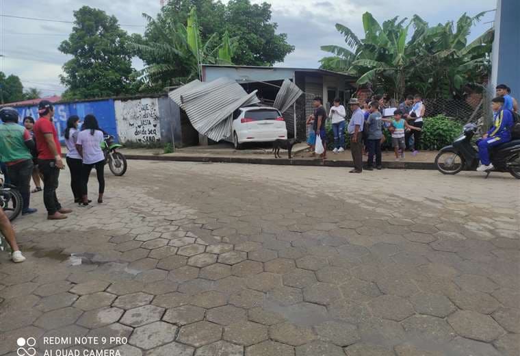 En Yapacaní, un vehículo colisiona contra una casa y deja daños materiales