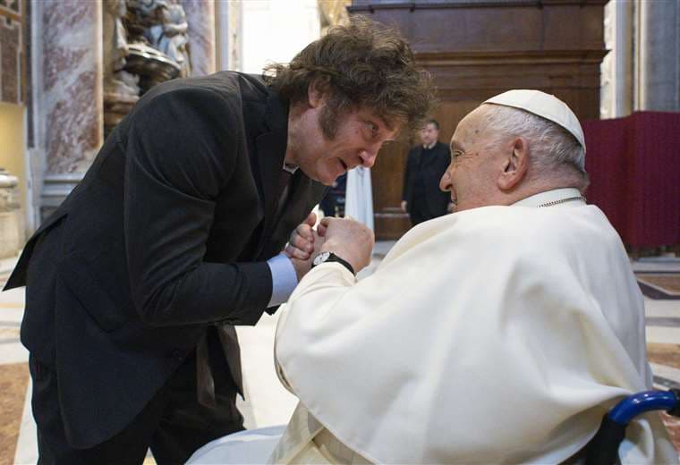 Milei abrazó  al Papa en el Vaticano. Foto: AFP