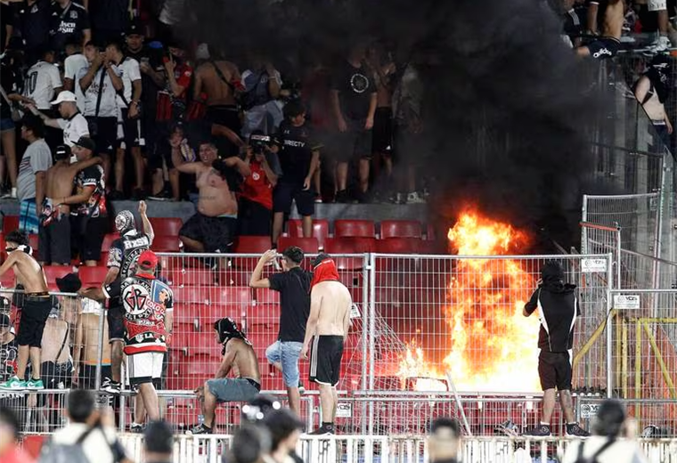 Imagen de la violencia durante el partido entre Colo Colo y Huachipato. AFP