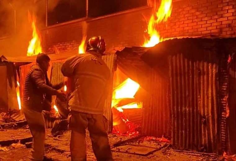 Un incendio consumió una decena de puestos de yatiris/Foto: Policía Boliviana