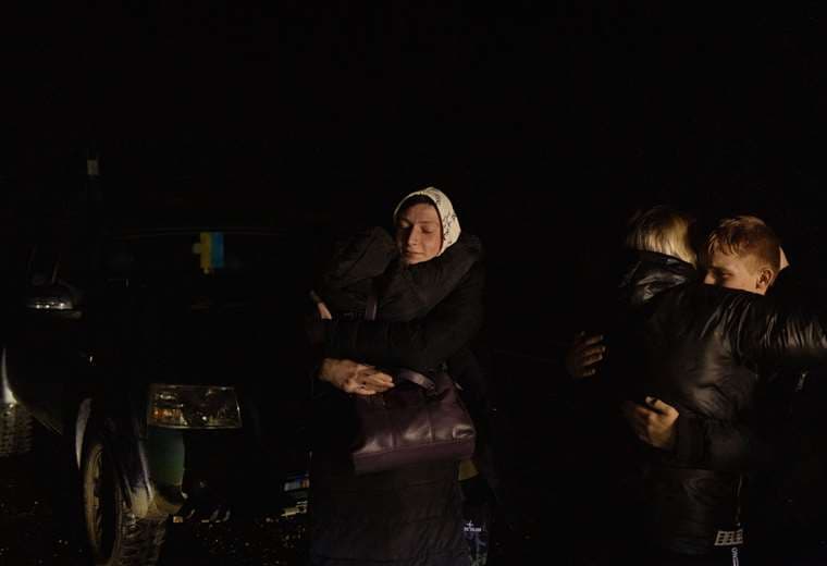 Niños ucranianos repatriados desde Rusia son recibidos con largos abrazos