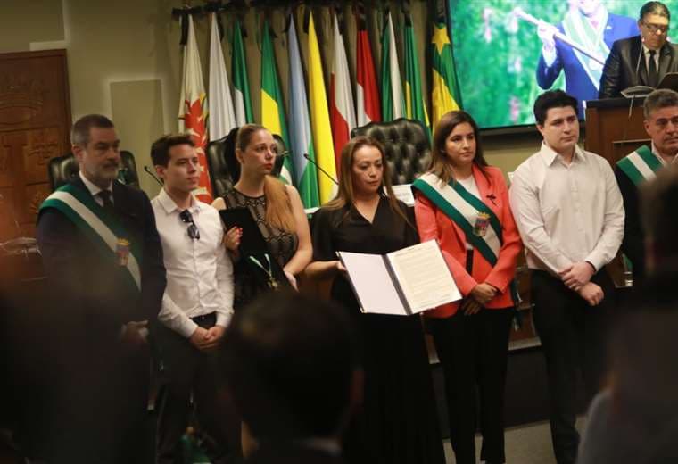 Homenaje póstumo a Herland Vaca Díez y entrega de distinciones marcan la sesión de honor de la Asamblea Departamental 