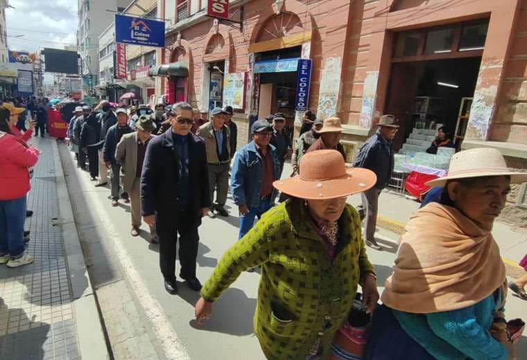 Varios sectores salen a marchar en Oruro en rechazo al incremento de pasaje 