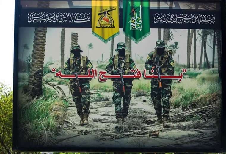Brigadas Hisbollah proiraniés en una valla en Bagdad