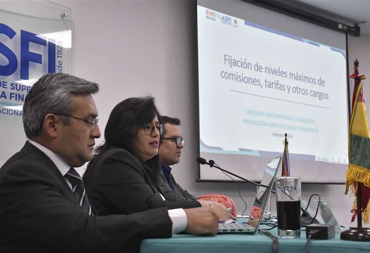 Espinoza (centro), directora nacional de la ASFI en conferencia/APG