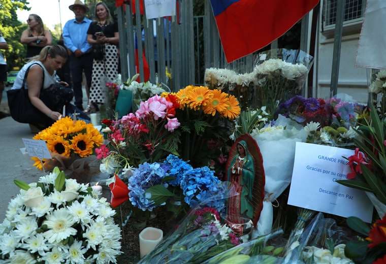Simpatizantes de Sebastián Piñera dejan flores en su honor. Foto: AFP