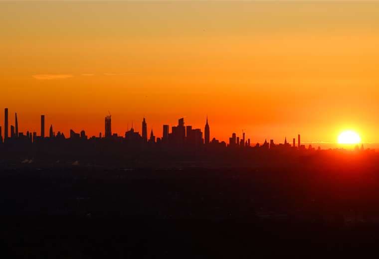  El sol sale sobre el centro de Manhattan en una vista desde Nueva Jersey / AFP
