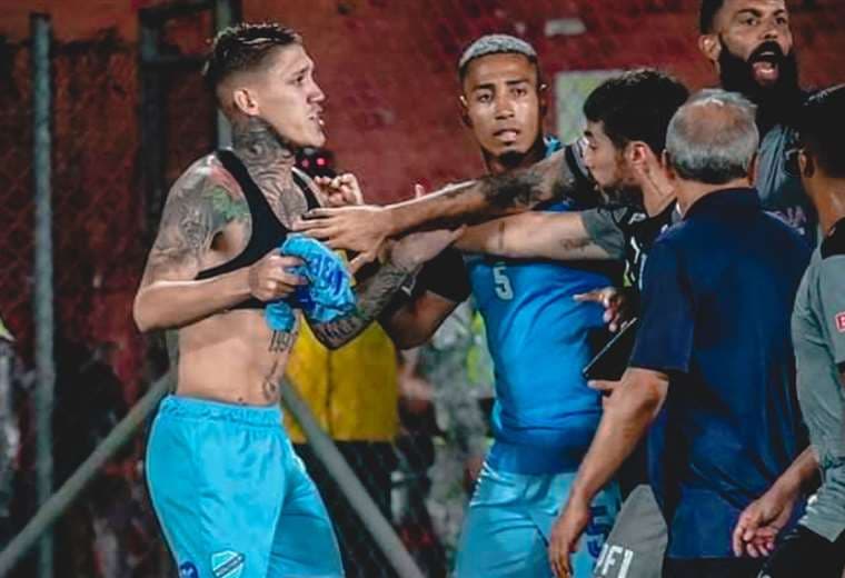 Momento de la gresca entre jugadores de Bolívar y Guabirá