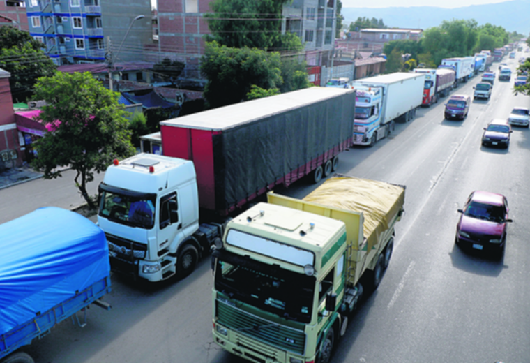 Camiones en Cochabamba realizan una larga fila para cargar diésel. La escasez es cada vez más visible/Foto:APG