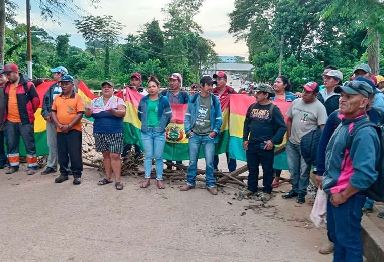 Cobija amanece bloqueada por trabajadores municipales  
