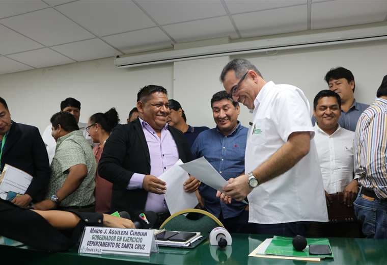 Mario Aguilera y el alcalde Juan Carlos Valle, tras la firma del acuerdo. Foto: Amdecruz