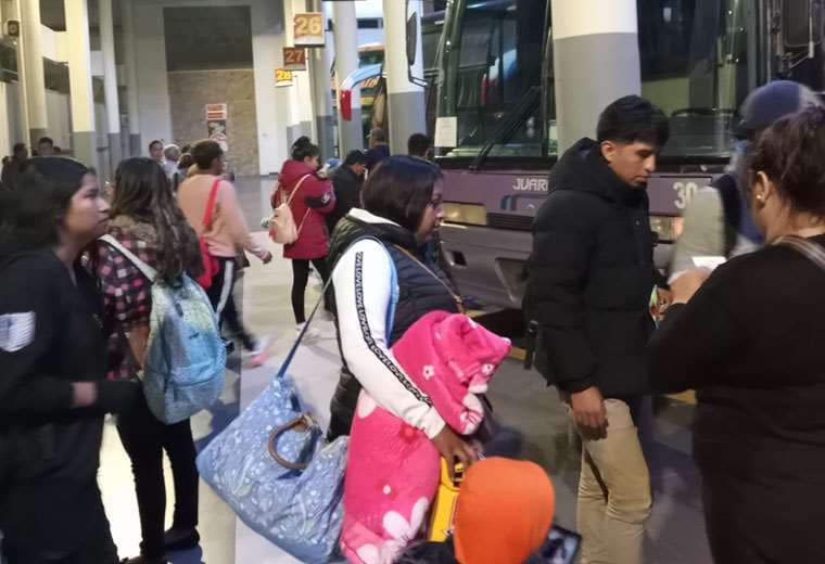 Estudiantes abandonan Tarija para censarse en sus lugares de origen