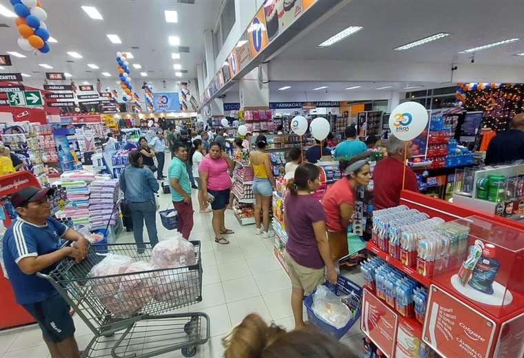 La población aprovechó para hacer sus compras en los supermercados /Foto: Fuad Landívar
