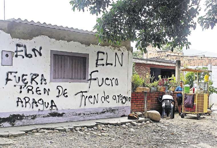 En zonas rurales de Ecuador y Colombia se ven estos carteles en rechazo a la organización 
